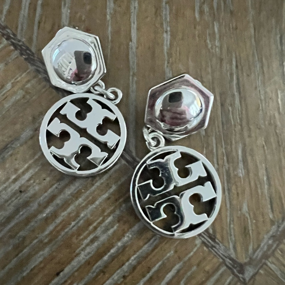 Like new worn once authentic Tory Burch silver drop earrings